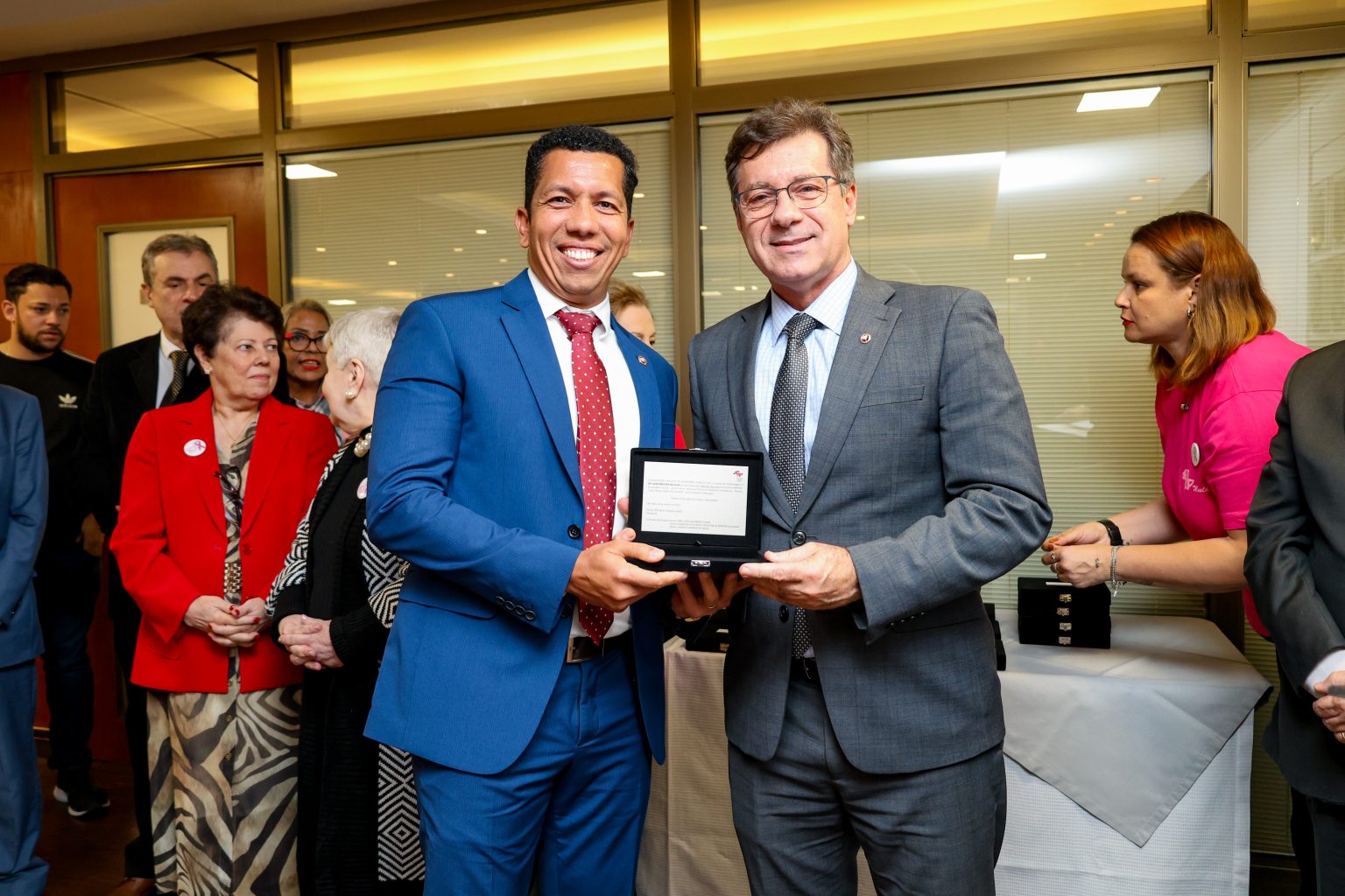 Jairo Moura da Silva - 1º lugar do Arrazoado Forense (Série Criminal - Primeira Instância) e Menção Honrosa (Série Cível e Interesses Difusos e Coletivos - Primeira Instância), ao lado de Fausto Junqueira de Paula