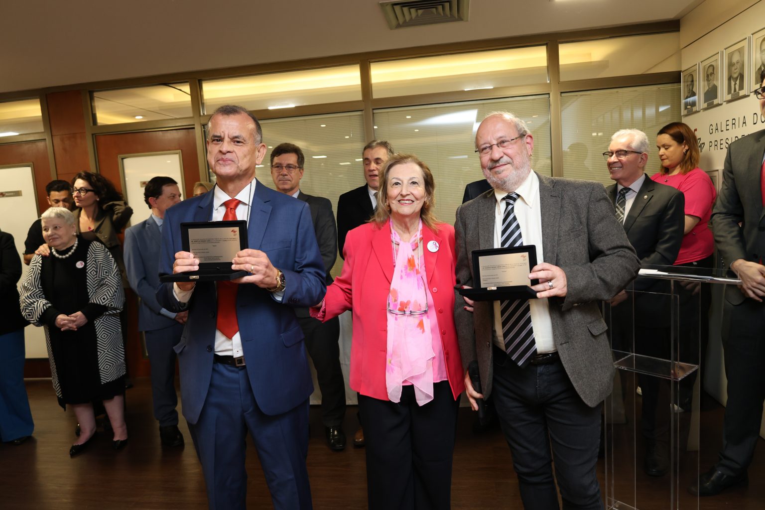 André Luiz Bogado Cunha e Mauricio Antonio Ribeiro Lopes - empatados em 1º lugar no Concurso Literário (Categoria Crônica)