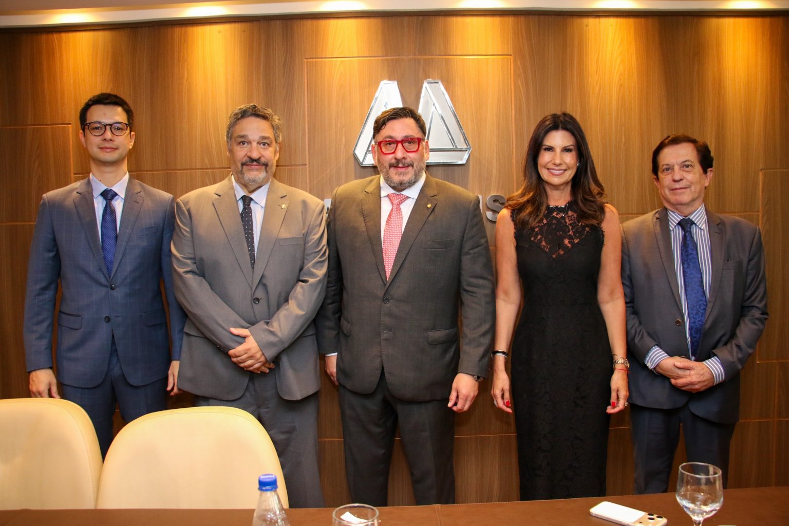 Da esquerda para a direita: Renato Kim, Francisco Cirillo, Thiago Massad, Laura de Mattos Almeida e Francisco Calejon