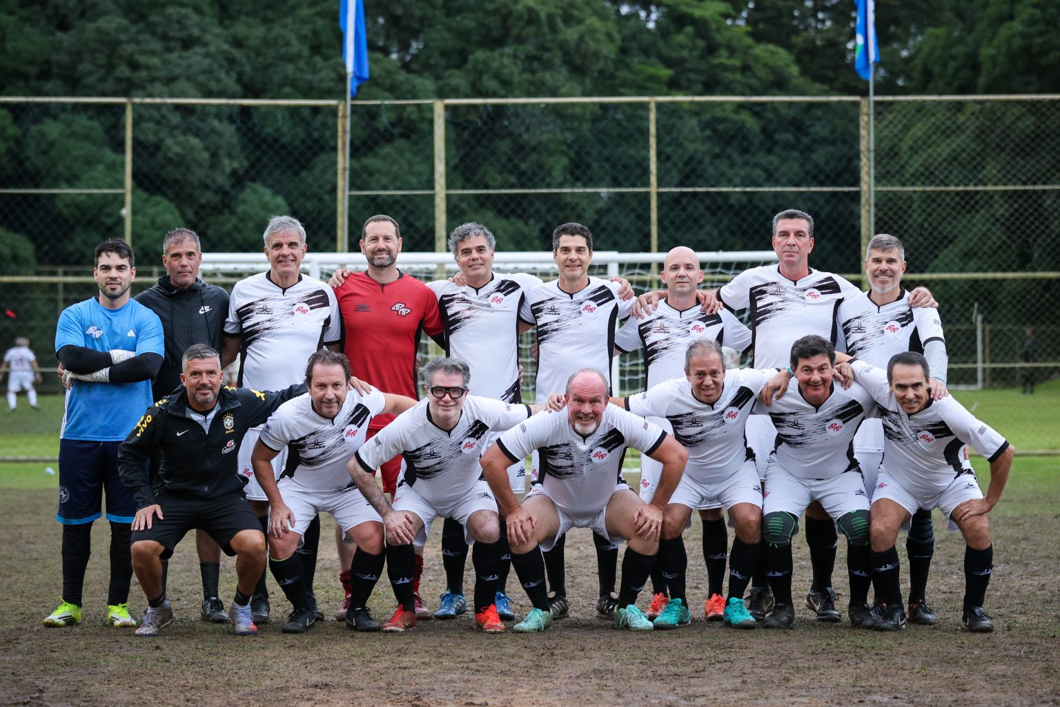O Diretor de Esportes Marcelo Orlando Mendes (quinto da esquerda para a direita, na fileira de cima) com a Equipe Sênior